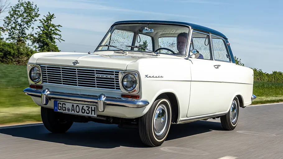 Der Opel Kadett A fahrend von vorne