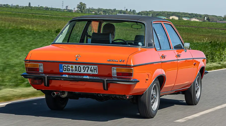 Der Opel Ascona A fahrend von hinten