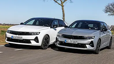 Blick von schräg vorne auf den Opel Astra Plug-in-Hybrid und den Opel Astra 1.2 Turbo Hybrid 48V. - Foto: Daniela Loof