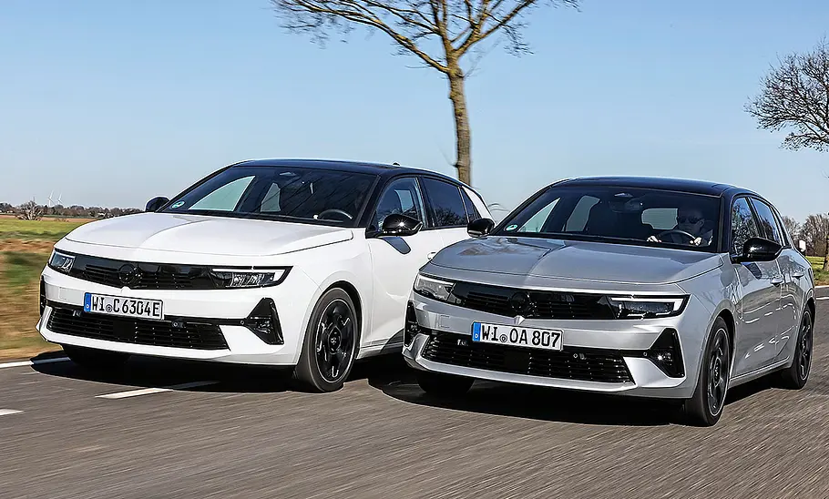 Blick von schräg vorne auf den Opel Astra Plug-in-Hybrid und den Opel Astra 1.2 Turbo Hybrid 48V.