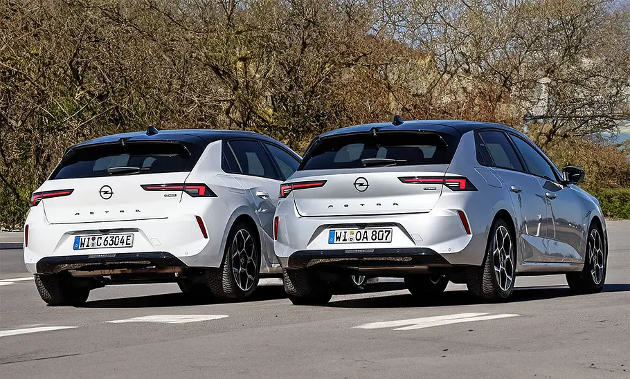 Blick von schräg hinten auf den Opel Astra Plug-in-Hybrid und den Opel Astra 1.2 Turbo Hybrid 48V.