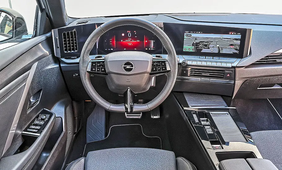 Blick auf die Armaturen im Innenraum des Opel Astra Plug-in-Hybrid.