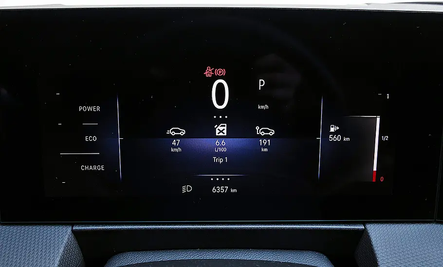Blick auf die Armaturen im Innenraum des Opel Astra 1.2 Turbo Hybrid 48V.