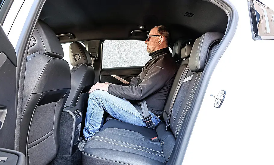 Blick auf die Fondsitze im Innenraum des Opel Astra Plug-in-Hybrid.