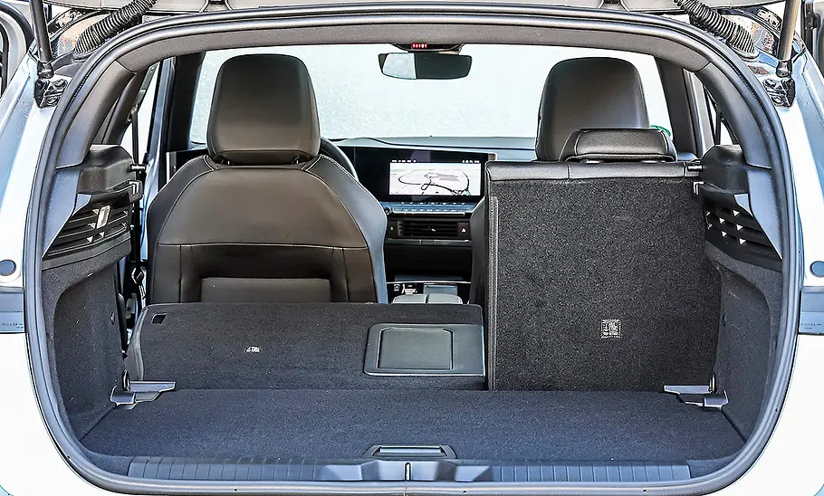 Blick in den Kofferraum des Opel Astra 1.2 Turbo Hybrid 48V.