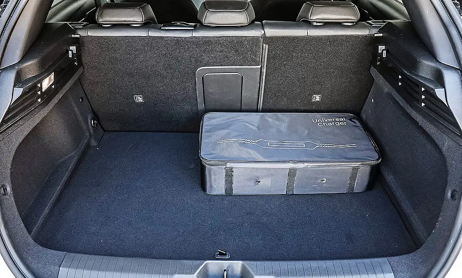 Blick in den Kofferraum des Opel Astra Plug-in-Hybrid.