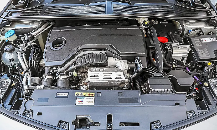 Blick in den Motorraum des Opel Astra 1.2 Turbo Hybrid 48V.