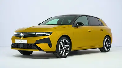 gelber Opel Astra statisch im Fotostudio vor weißer Wand - Foto: Auto Zeitung