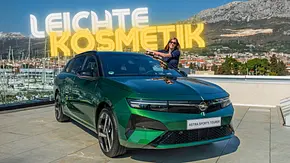 Grünes Opel Astra Sports Tourer Facelift statisch mit Moderatorin Jil Weber im Hafen von Split. - Foto: Auto Zeitung