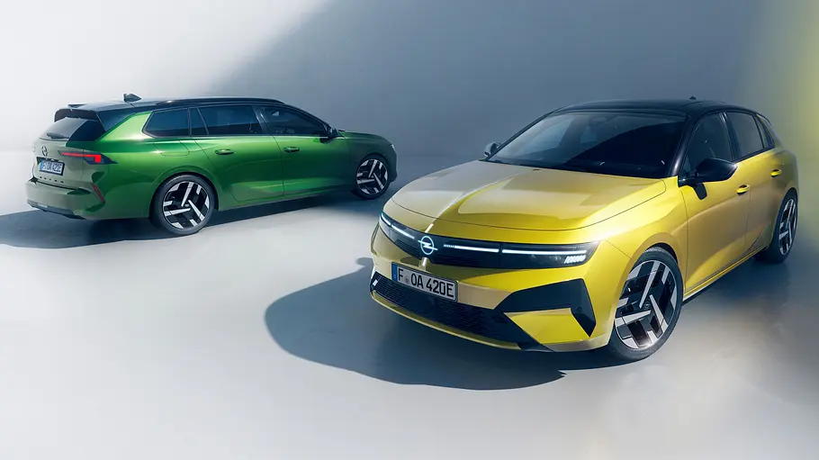 Opel Astra Electric Leasing News Der Opel Astra Electric (rechts) und Opel Astra Electric Sports Tourer (links) statisch vor einer weißen Wand.