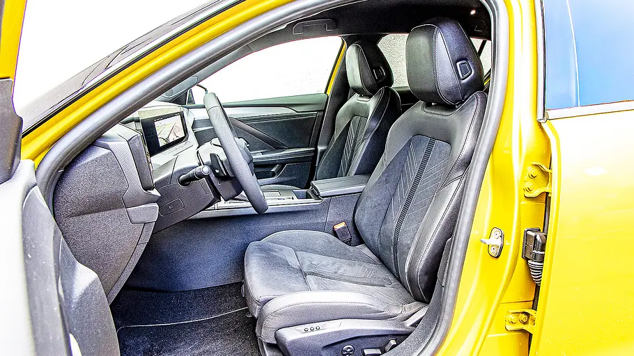 Blick auf die Vordersitze im Innenraum des Opel Astra Plug-in-Hybrid.