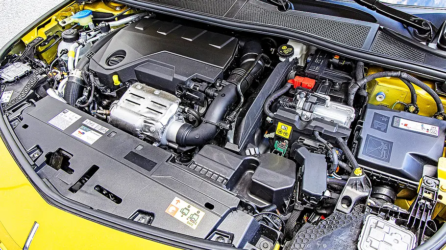 Blick in den Motorraum des Opel Astra Plug-in-Hybrid.