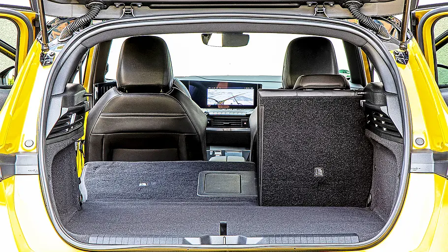 Blick in den Kofferraum des Opel Astra Plug-in-Hybrid.