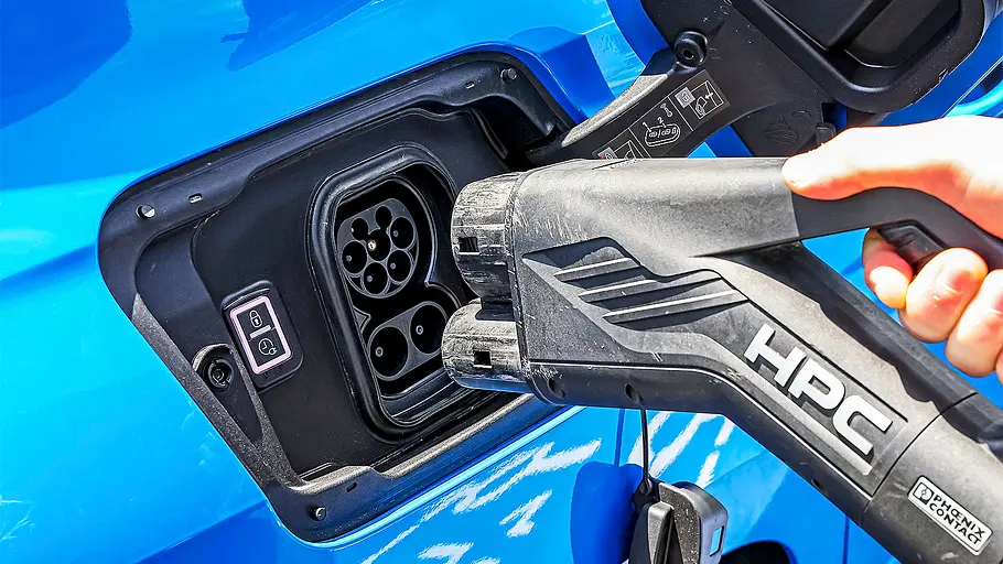 Detailansicht auf den Ladeanschluss des Opel Astra Electric.