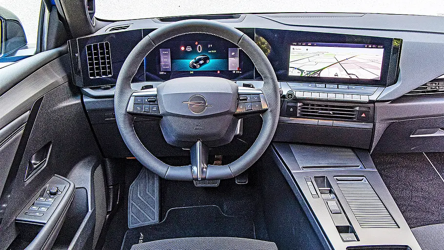 Blick auf die Armaturen im Innenraum des Opel Astra Electric.