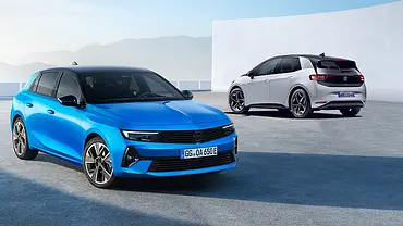 Opel Astra Electric/VW ID.3 - Foto: Montage/Opel/VW