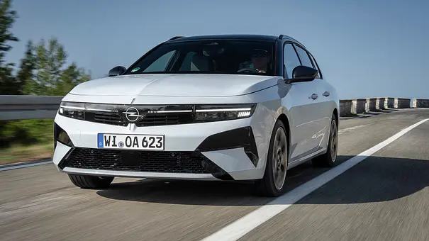 Der Opel Astra Sports Tourer fährt auf einer Landstraße, von vorne links fotografiert. - Foto: Opel Der Opel Astra Sports Tourer fährt auf einer Landstraße, von vorne links fotografiert. - Foto: Opel