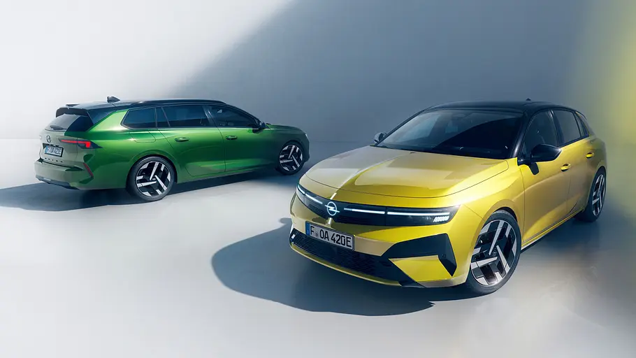 Opel Astra Facelift Das Opel Astra Facelift und das Opel Astra Sports Tourer Facelift nebeneinander, der eine von schräg hinten und der andere von schräg vorne fotografiert.