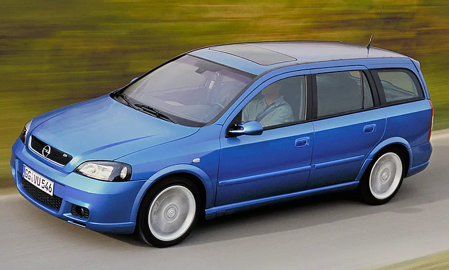 Opel Astra G Caravan OPC (1999-2004) Der Opel Astra G Caravan OPC (1999-2004) fahrend von schräg vorne fotografiert.