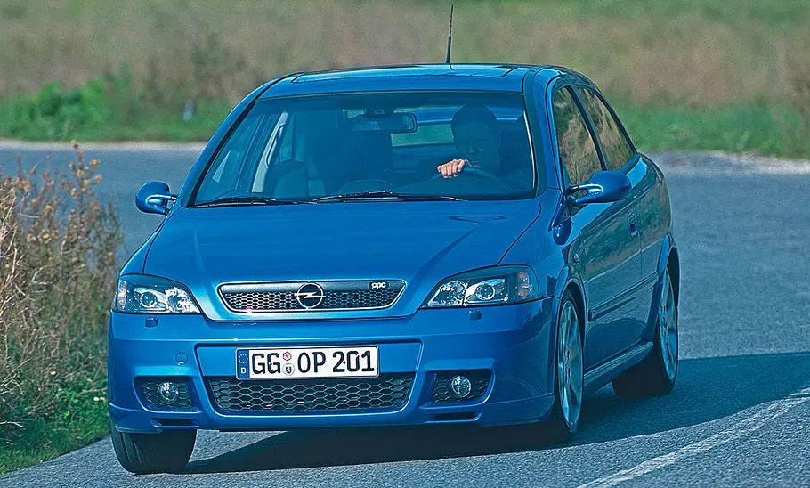 Opel Astra G OPC (1999-2004) Der Opel Astra G OPC (1999-2004) fahrend von schräg vorne fotografiert.