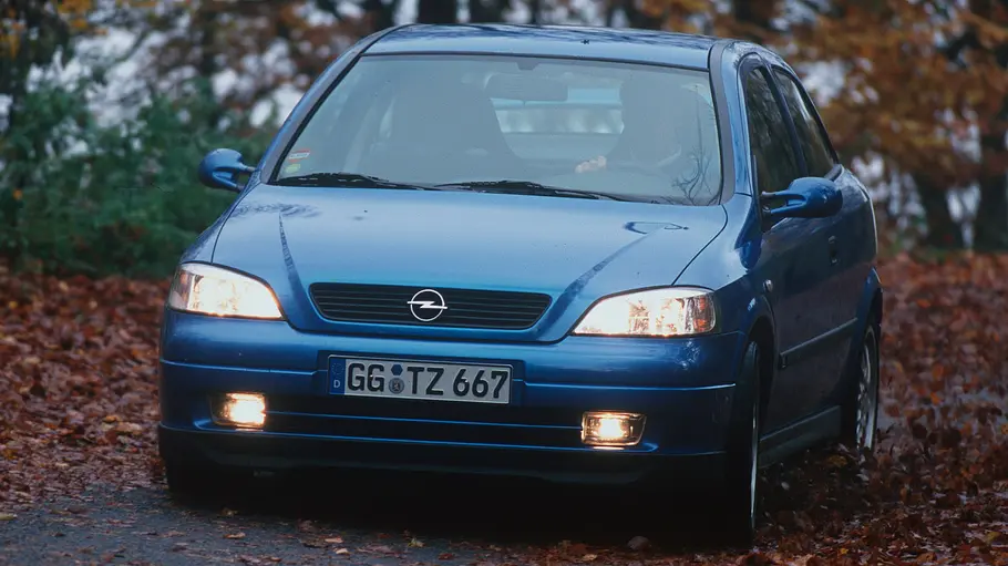 Der Opel Astra OPC fahrend von vorne.