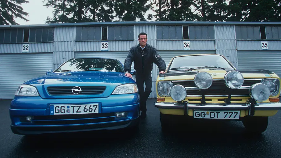 Opel Astra OPC und Rallye-Kadett stehend von vorne mit Manuel Reuter.