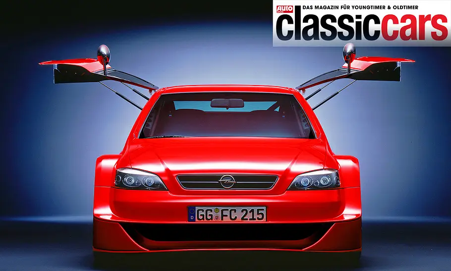 Der Opel Astra OPC X-treme (2001) stehend von vorne, die Flügeltüren geöffnet.