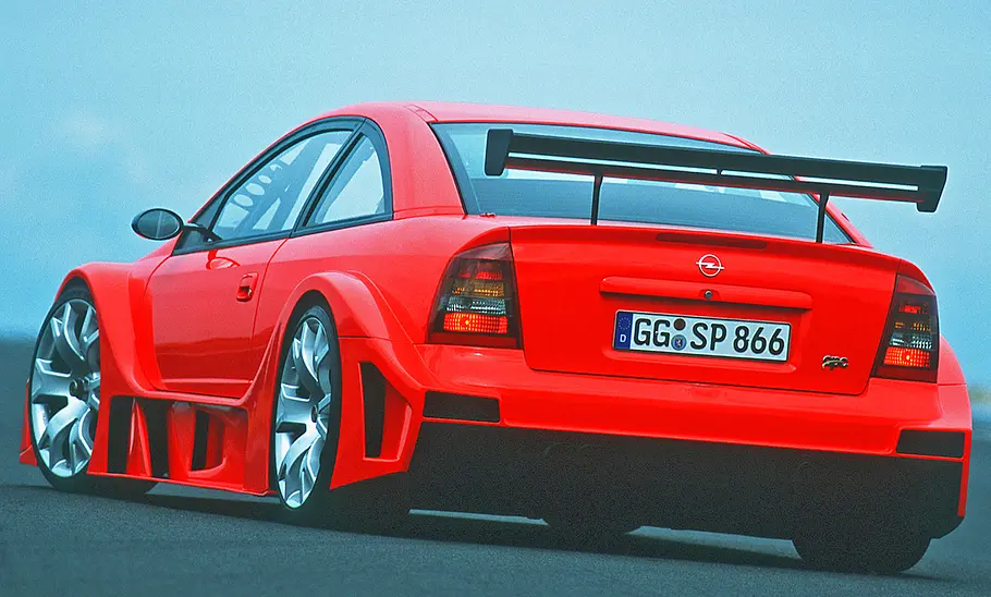 Der Opel Astra OPC X-treme (2001) stehend von schräg hinten.
