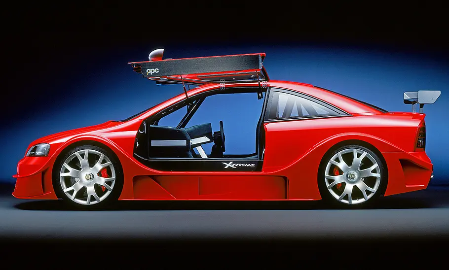 Der Opel Astra OPC X-treme (2001) stehend seitlich, die Flügeltüren geöffnet.