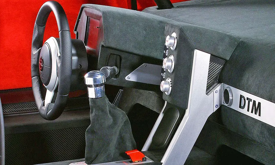 Das Cockpit des Opel Astra OPC X-treme (2001), zu sehen ist das Armaturenbrett und das Sportlenkrad.