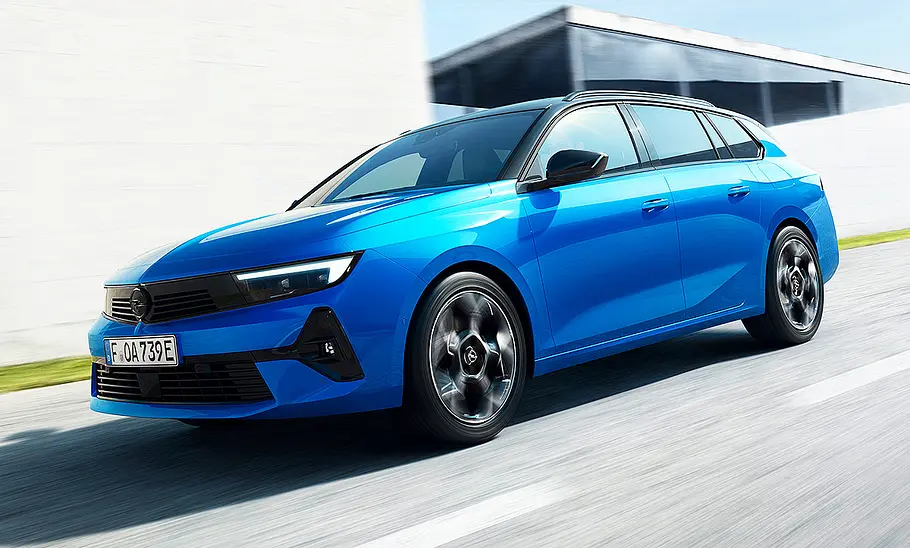 Opel Astra Plug-in-Hybrid Sports Tourer (2025) Der Opel Astra Plug-in-Hybrid Sports Tourer (2025) fahrend von schräg vorne fotografiert.
