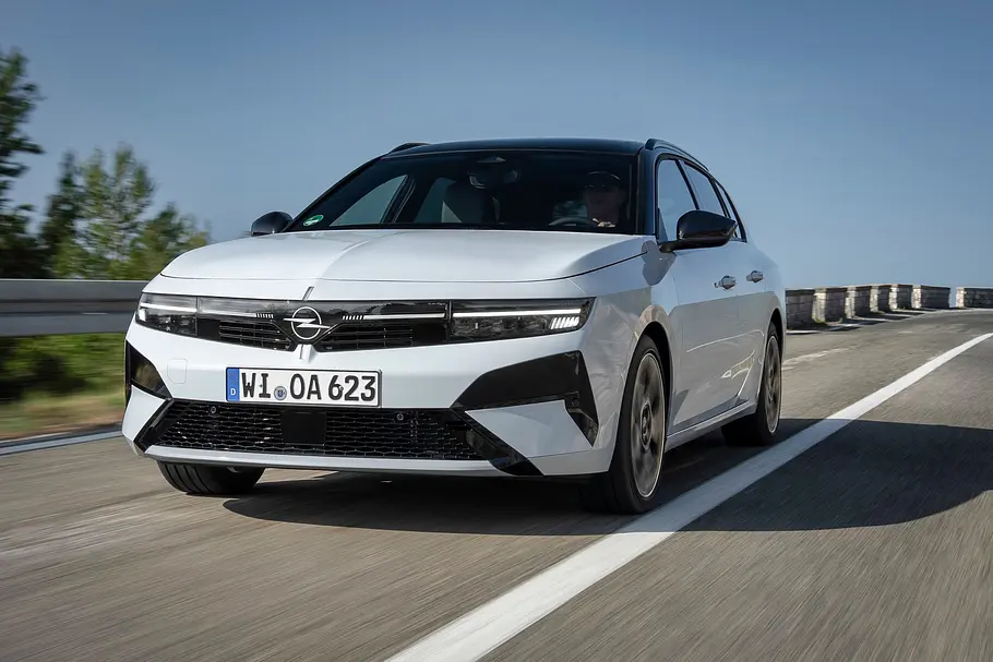 Opel Astra Sports Tourer Blick von schräg vorne auf den Opel Astra Sports Tourer.