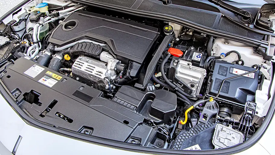Blick in den Motorraum des Opel Astra Sports Tourer.