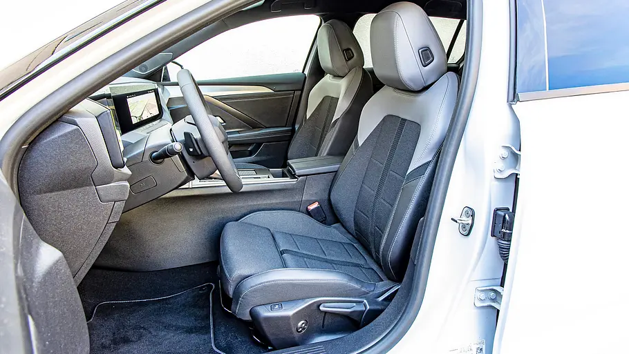 Blick durch die geöffnete Fahrertüre auf die Vordersitze im Opel Astra Sports Tourer.