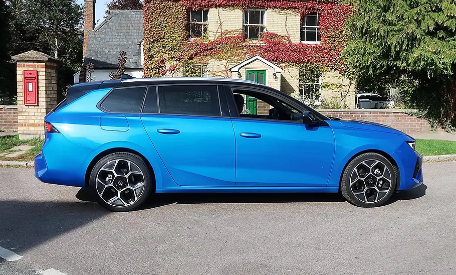 Opel Astra Sports Tourer GS 1.5 Diesel Seitenansicht auf den stehenden Opel Astra Sports Tourer GS 1.5 Diesel.