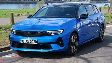 Frontansicht vom Opel Astra Sports Tourer GS 1.5 Diesel, der am Straßenrand parkt. - Foto: Team AUTO ZEITUNG