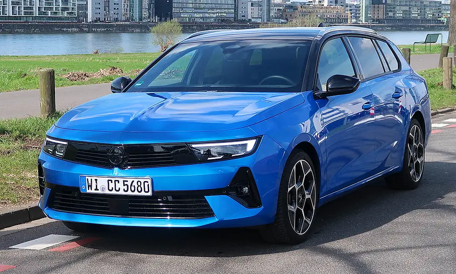 Opel Astra Sports Tourer GS 1.5 Diesel Frontansicht vom Opel Astra Sports Tourer GS 1.5 Diesel, der am Straßenrand parkt.