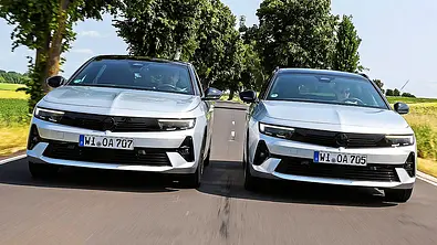 Blick von vorne auf die beiden fahrenden Kombis Opel Astra Sports Tourer Diesel und Mildhybrid. - Foto: Daniela Loof