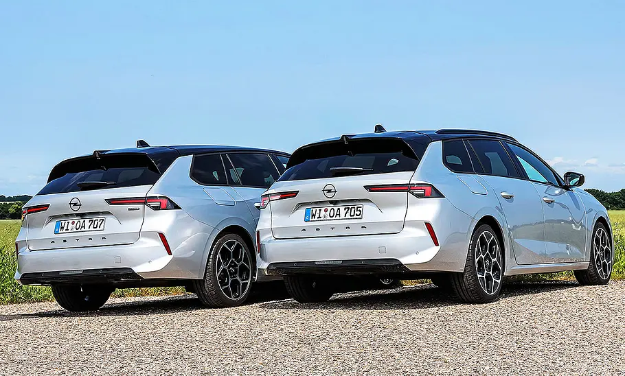 Opel Astra Sports Tourer Diesel/Mildhybrid Blick von schräg hinten auf die beiden Kombis Opel Astra Sports Tourer Diesel und Mildhybrid.