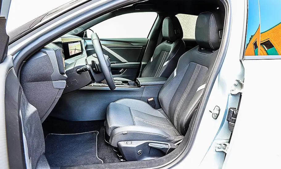 Opel Astra Sports Tourer Mildhybrid Blick auf die Vordersitze im Innenraum des Opel Astra Sports Tourer Mildhybrid.