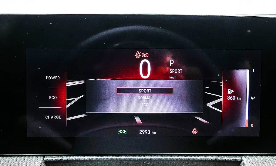 Opel Astra Sports Tourer Mildhybrid Blick auf die Armaturen im Innenraum des Opel Astra Sports Tourer Mildhybrid.
