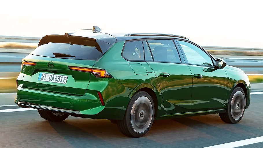 Blick von schräg hinten auf den fahrenden Opel Astra Sports Tourer Electric Facelift (2026).