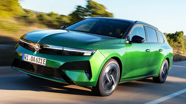 Blick von schräg vorne auf den fahrenden Opel Astra Sports Tourer Electric Facelift (2026). - Foto: Opel Blick von schräg vorne auf den fahrenden Opel Astra Sports Tourer Electric Facelift (2026). - Foto: Opel