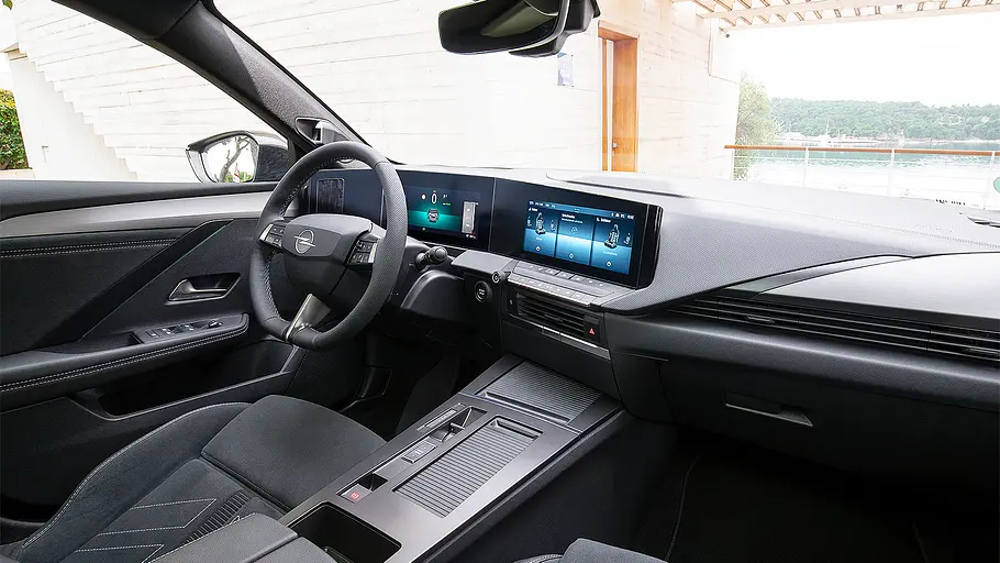Blick auf die Armaturen im Innenraum des Opel Astra Sports Tourer Electric Facelift (2026).