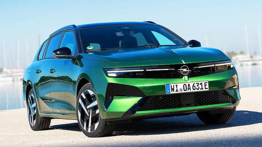 Blick von schräg vorne auf den Opel Astra Sports Tourer Electric Facelift (2026).