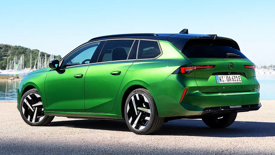 Blick von schräg vorne auf den Opel Astra Sports Tourer Electric Facelift (2026).