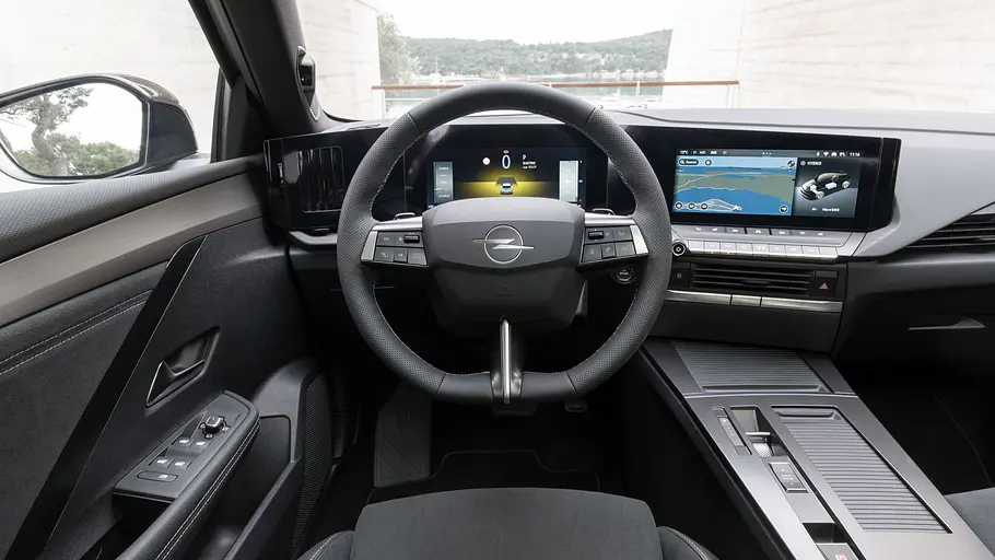 Das Cockpit des Opel Astra Sports Tourer Facelift.