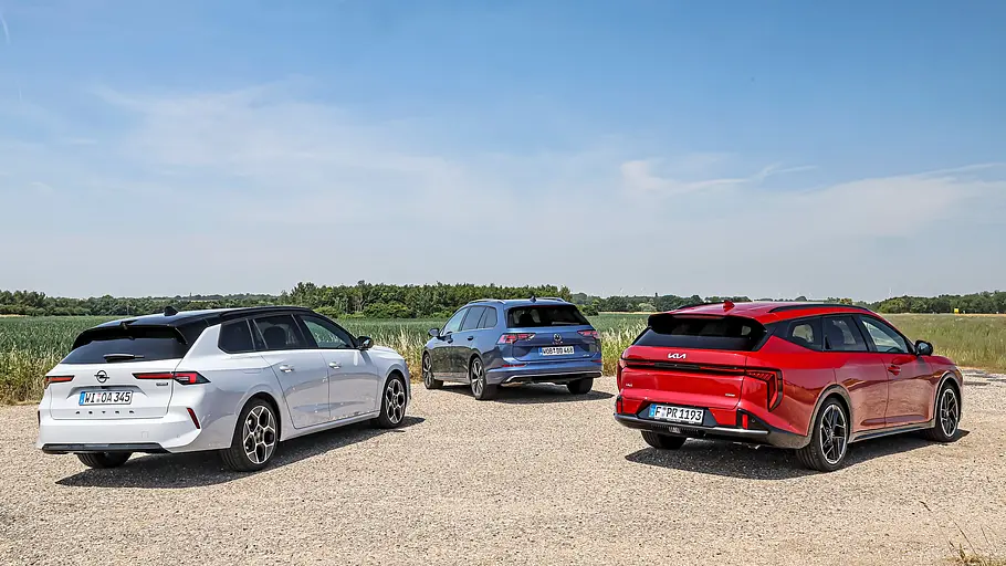 Opel Astra Sports Tourer, VW Golf Variant und Kia K4 Sportswagon statisch von schräg hinten fotografiert.
