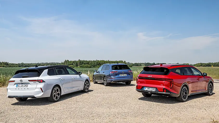 Opel Astra Sports Tourer, VW Golf Variant und Kia K4 Sportswagon statisch von schräg hinten fotografiert.