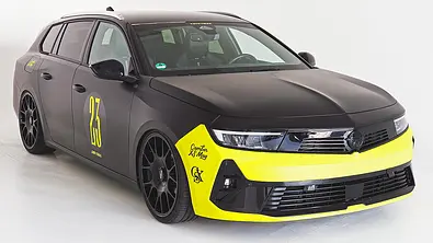 Opel Astra Sports Tourer GSe von XS Carnight stehend von schräg vorne - Foto: Opel